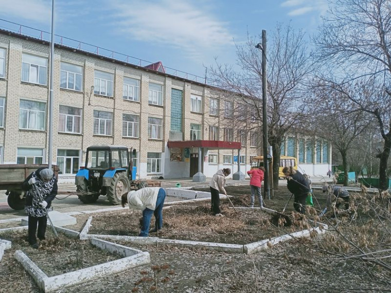 Уборка пришкольной территории.